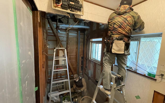 お風呂場の解体作業